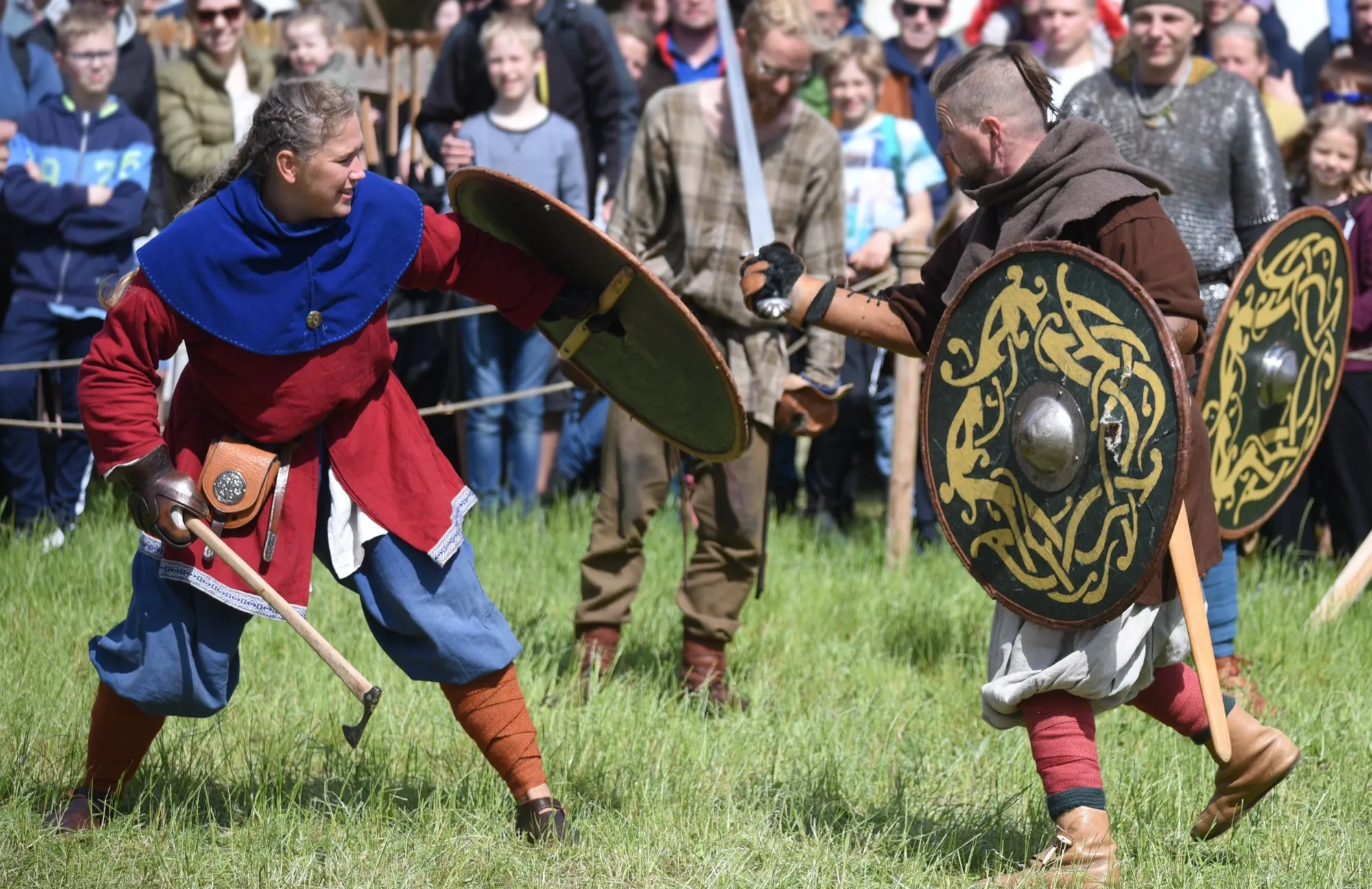 Vikinger i kamp foran publikum